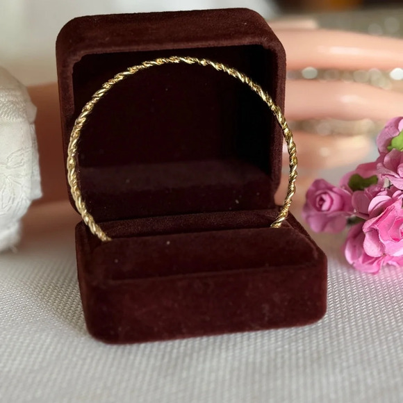 ⚜️ Elegant Twisted Rope Bangle – Timeless Gold-Tone Bracelet - Picture 6 of 6